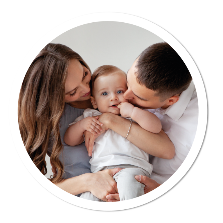 Familia con bebé en GymCare, modelo educativo Kindergym