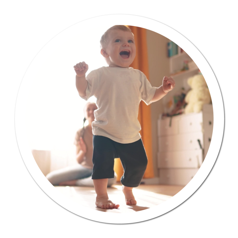 Niño pequeño en el programa GymCare 2 para 12 a 18 meses